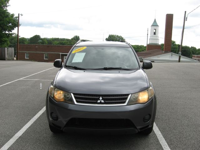 2007 Mitsubishi Outlander Megacab SLT, Hemi, Nerf Bars