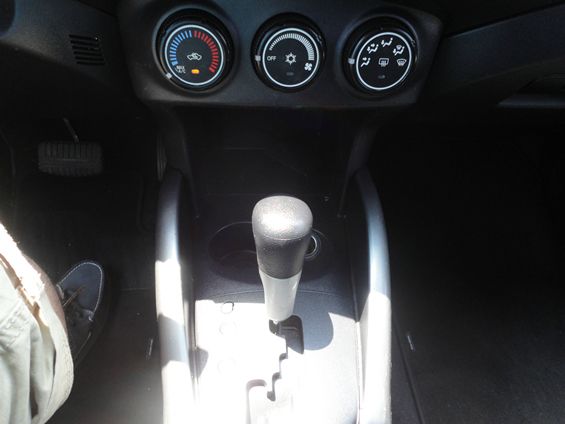 2010 Mitsubishi Outlander Megacab SLT, Hemi, Nerf Bars