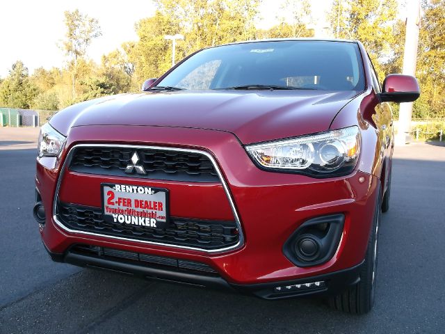 2014 Mitsubishi Outlander Sport Megacab SLT, Hemi, Nerf Bars