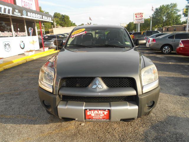 2006 Mitsubishi Raider 2010 Ford FX4