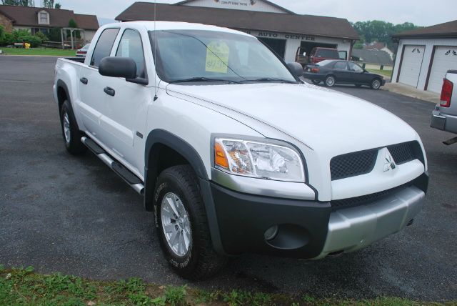 2006 Mitsubishi Raider XLT FX4 Crew Cab