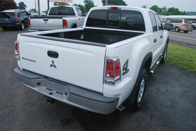 2006 Mitsubishi Raider XLT FX4 Crew Cab