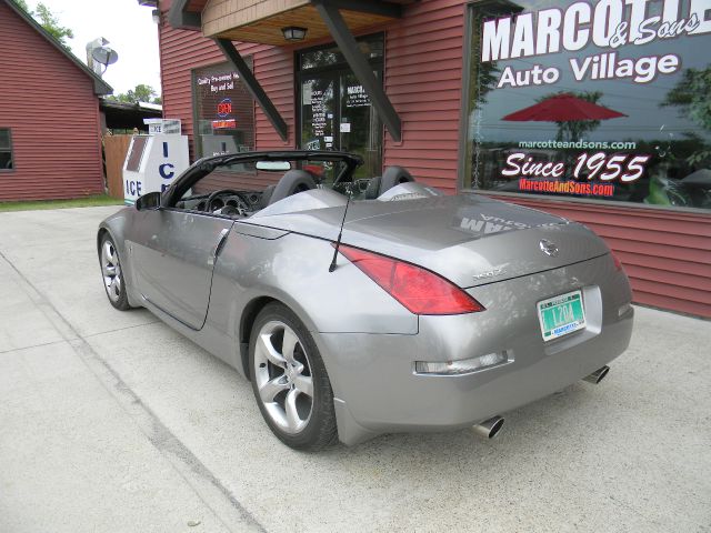 2004 Nissan 350Z 5dr 7-pass Van V6 LE FWD