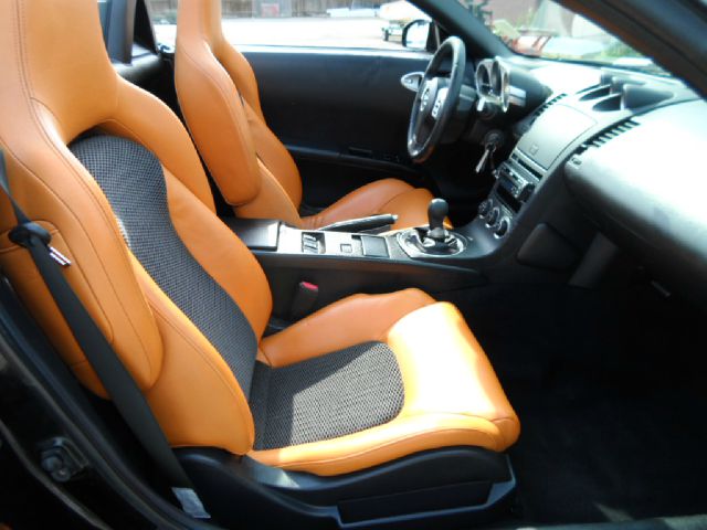 2004 Nissan 350Z Hatchback GS 5-spd