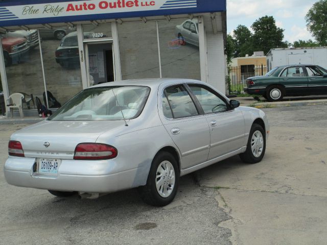 1995 Nissan Altima G2500 Van
