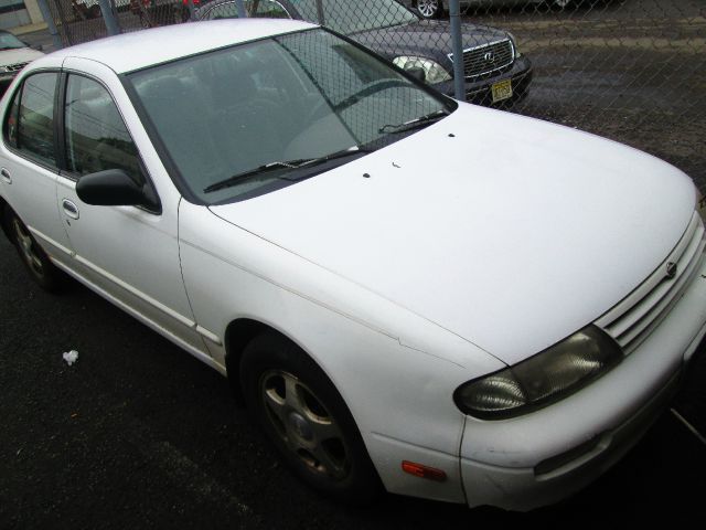 1997 Nissan Altima LS Silverado 4x2