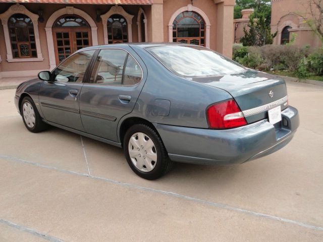 2001 Nissan Altima LS Silverado 4x2