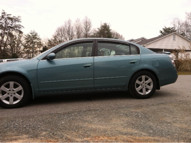2003 Nissan Altima 2WD Crew Cab 140.5 Laramie