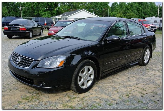 2005 Nissan Altima ST Pickup 4D 5 1/2 Ft