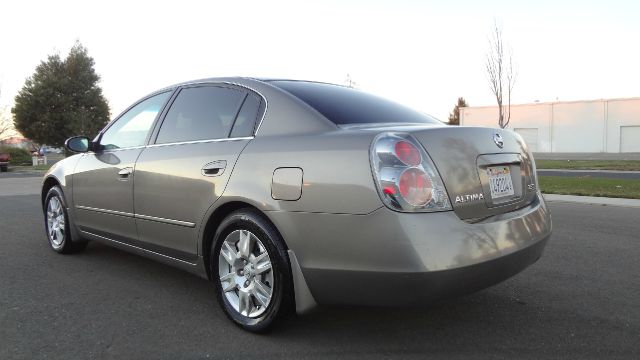 2005 Nissan Altima AWD W/nav, Leather, 3rd Rowsunroof