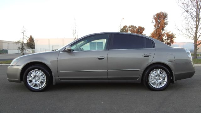 2005 Nissan Altima AWD W/nav, Leather, 3rd Rowsunroof