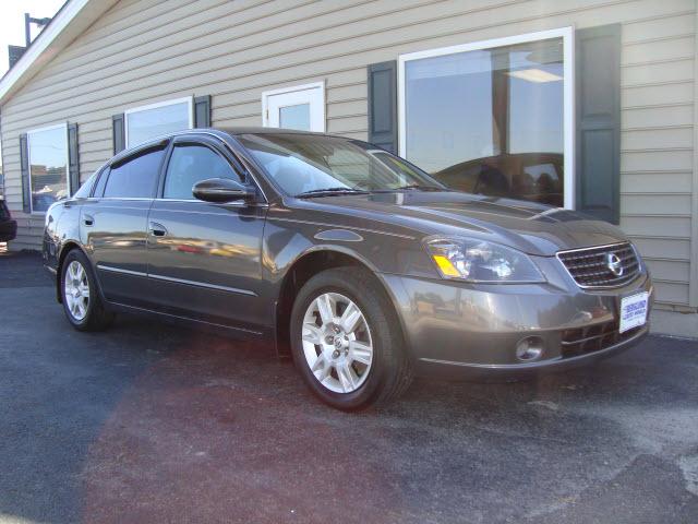 2005 Nissan Altima 2WD Crew Cab 140.5 Laramie