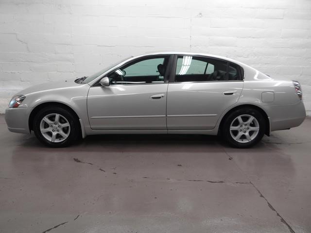 2006 Nissan Altima Awd-nav-quads-third-moonroof-1 Owner