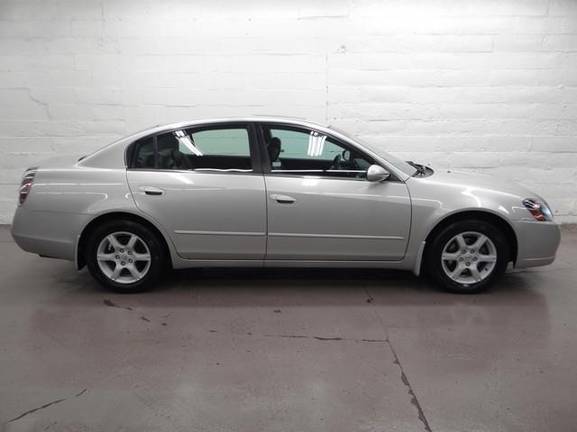 2006 Nissan Altima Awd-nav-quads-third-moonroof-1 Owner