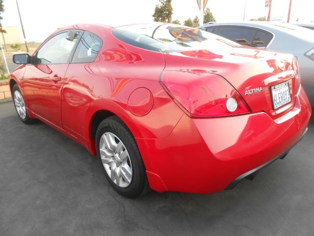 2009 Nissan Altima 1500 Van