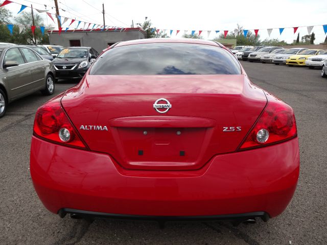 2009 Nissan Altima 1500 Van