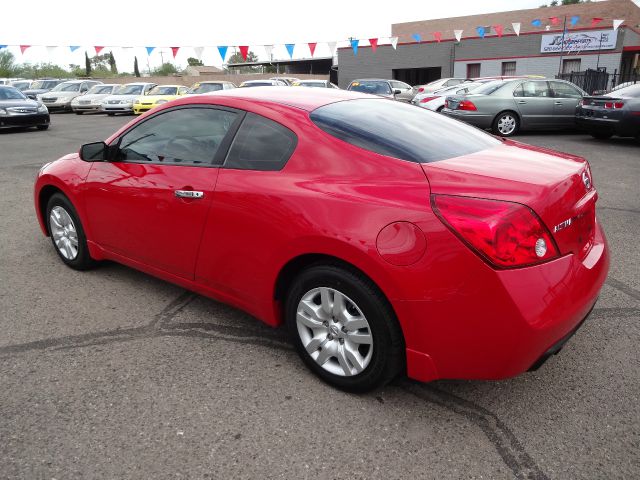 2009 Nissan Altima 1500 Van