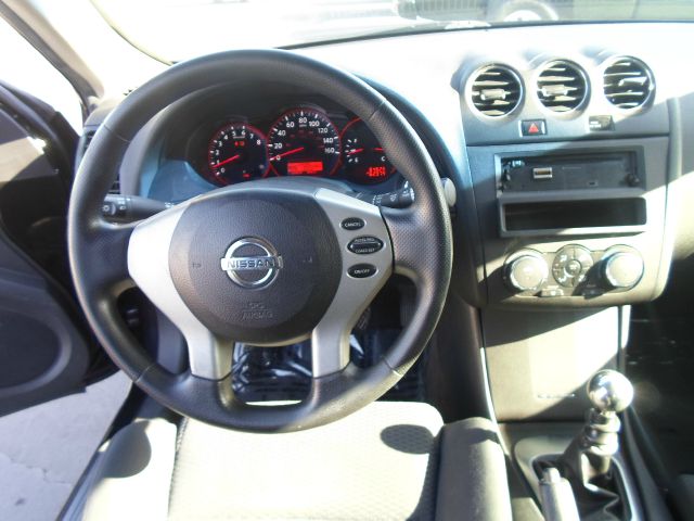 2009 Nissan Altima 1500 Van