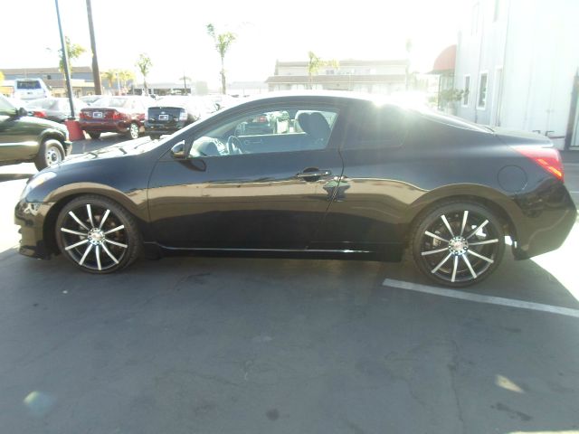 2009 Nissan Altima 1500 Van