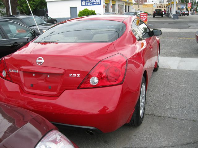 2009 Nissan Altima 1500 Van