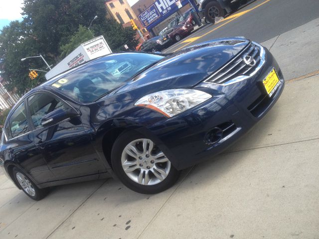 2010 Nissan Altima Luxury - Sunroof
