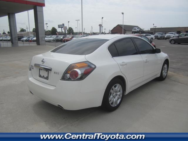 2010 Nissan Altima 2WD Crew Cab 140.5 Laramie