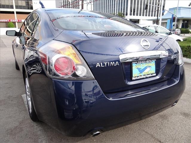2011 Nissan Altima 4WD Crew Cab 140.5 Laramie