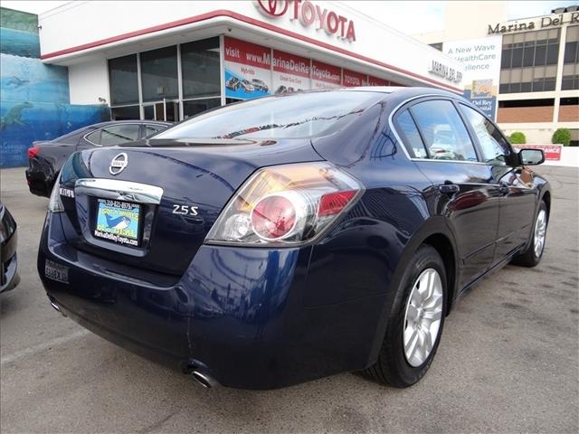 2011 Nissan Altima 4WD Crew Cab 140.5 Laramie