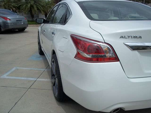 2013 Nissan Altima Pickupslt Quad Cab SWB 4WD 4x4 Truck