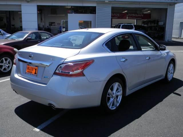 2013 Nissan Altima 5dr HB 5 Auto Hatchback