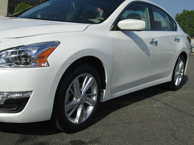 2013 Nissan Altima Crew-short-slt-classic-6.6l Diesel-4wd-1 Owner