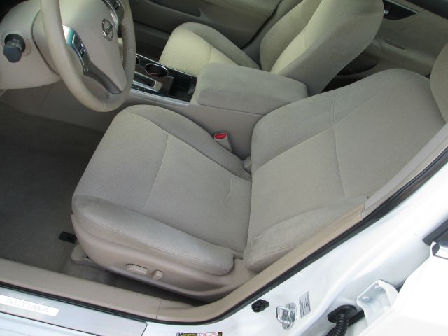 2013 Nissan Altima Crew-short-slt-classic-6.6l Diesel-4wd-1 Owner