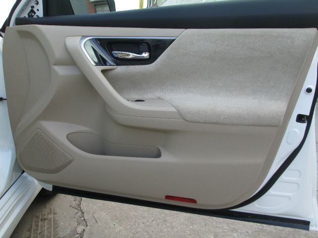 2013 Nissan Altima Crew-short-slt-classic-6.6l Diesel-4wd-1 Owner