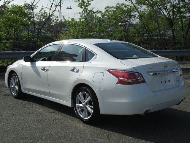 2013 Nissan Altima Crew-short-slt-classic-6.6l Diesel-4wd-1 Owner