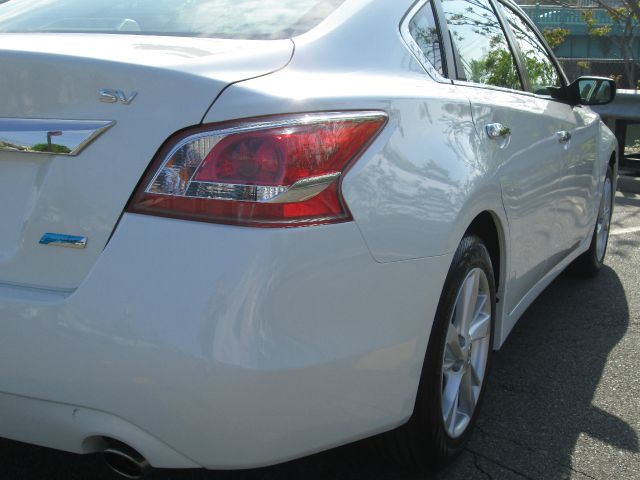 2013 Nissan Altima Crew-short-slt-classic-6.6l Diesel-4wd-1 Owner