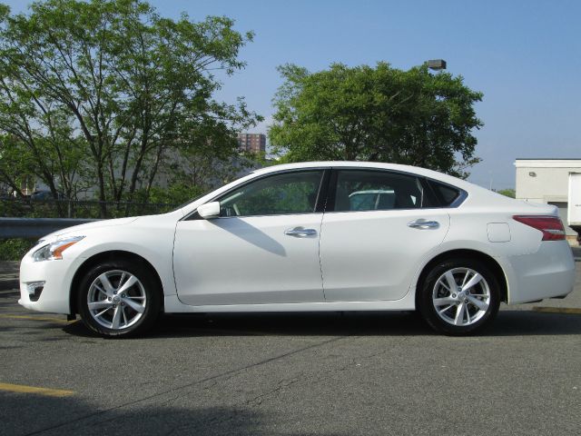 2013 Nissan Altima Crew-short-slt-classic-6.6l Diesel-4wd-1 Owner