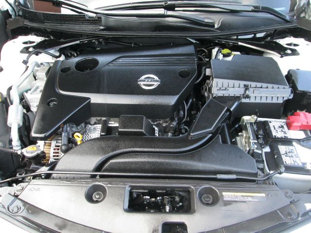 2013 Nissan Altima Crew-short-slt-classic-6.6l Diesel-4wd-1 Owner