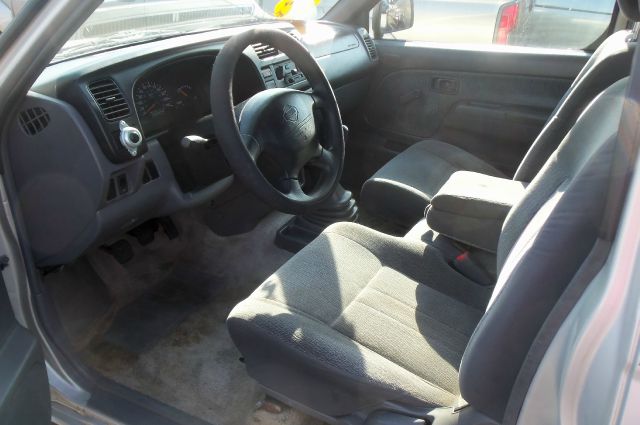1999 Nissan Frontier SE 2WD