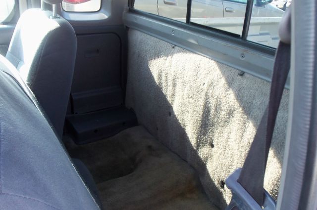 1999 Nissan Frontier SE 2WD