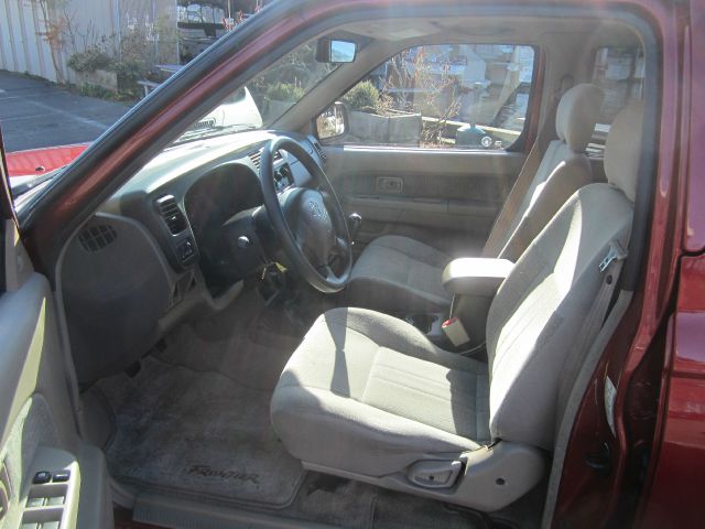 2000 Nissan Frontier SE 2WD