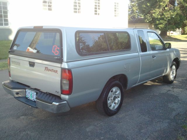 2000 Nissan Frontier SE 2WD