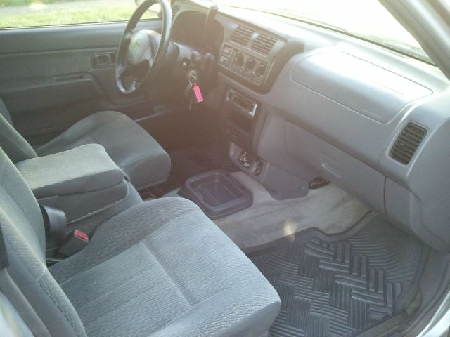 2000 Nissan Frontier SE 2WD