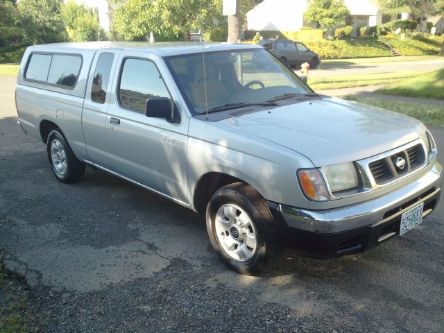 2000 Nissan Frontier SE 2WD