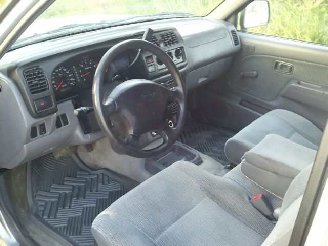 2000 Nissan Frontier SE 2WD