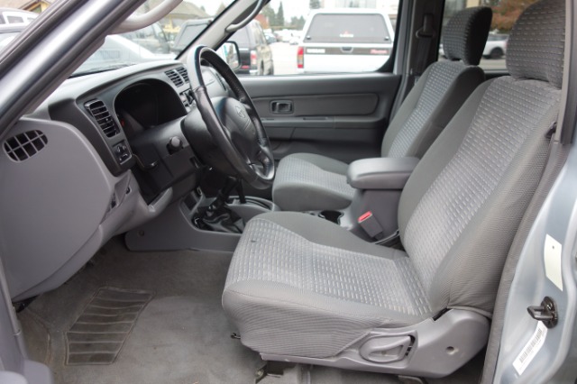 2000 Nissan Frontier SE 2WD