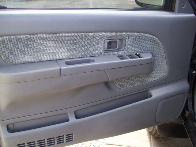 2000 Nissan Frontier SE 2WD