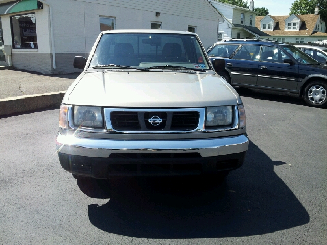 2000 Nissan Frontier SE 2WD