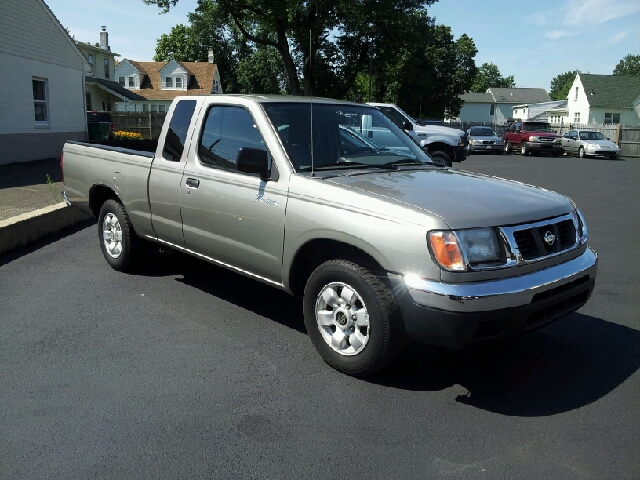 2000 Nissan Frontier SE 2WD