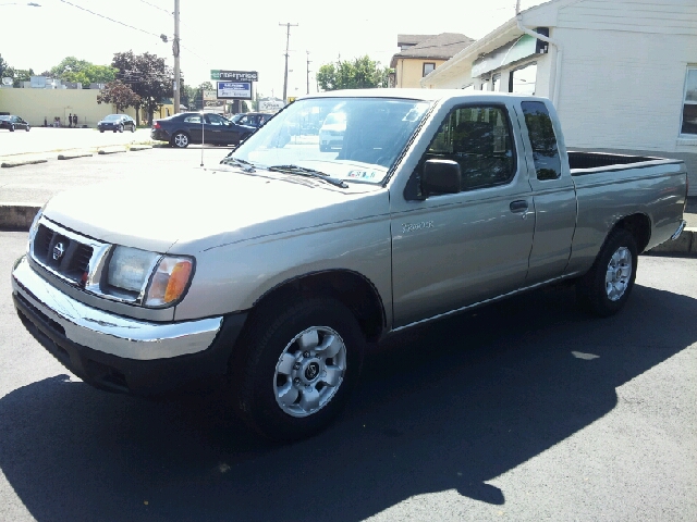 2000 Nissan Frontier SE 2WD