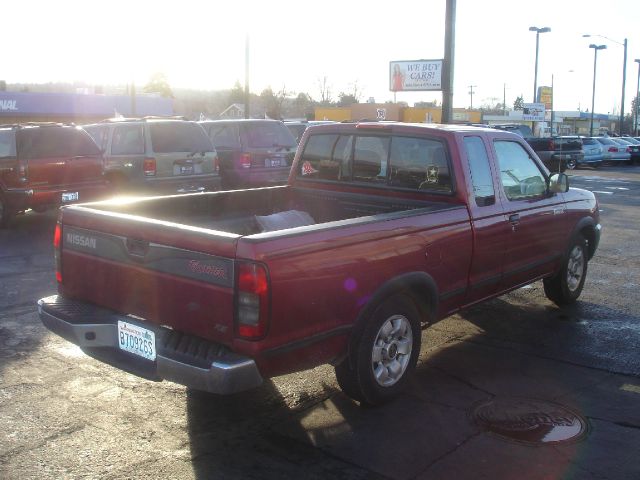 2000 Nissan Frontier SE 2WD